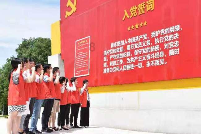 从红衣教父到蓝杉，两大亿万富豪同时回归，2024年逆水寒真变天了